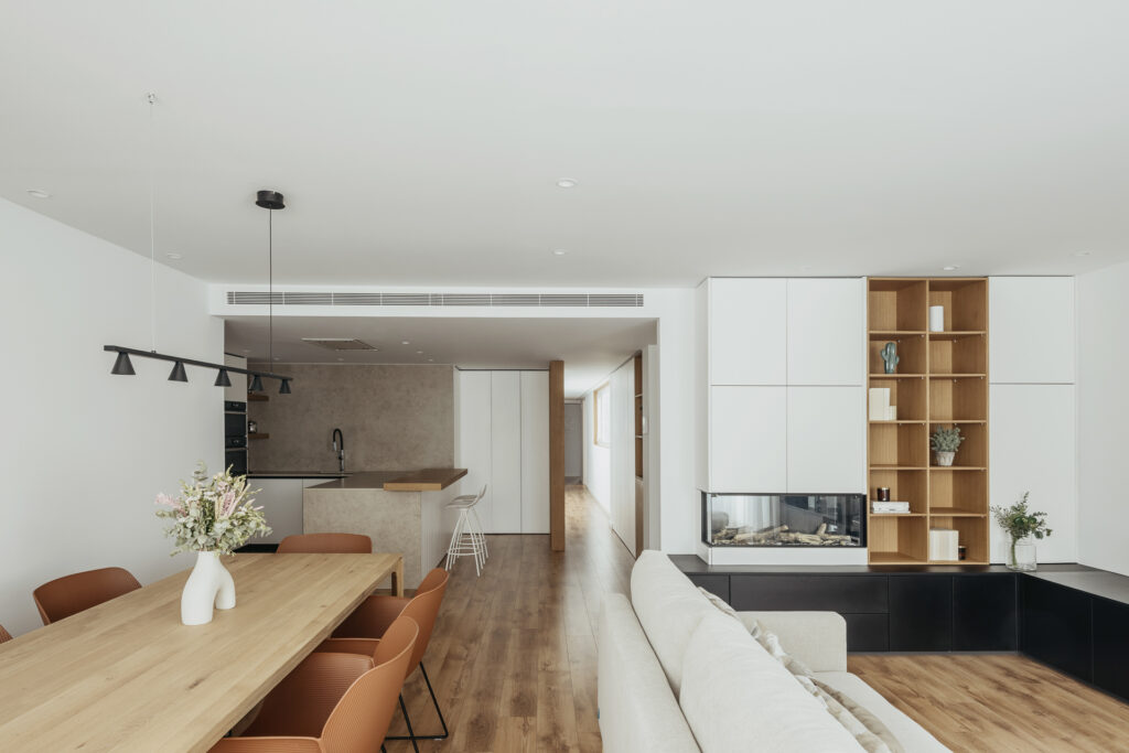 vista de comedor a la derecha mesa y a la izquierda zona de sofa, mueble