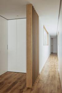 pasillo con lamas de madera espacio abierto
