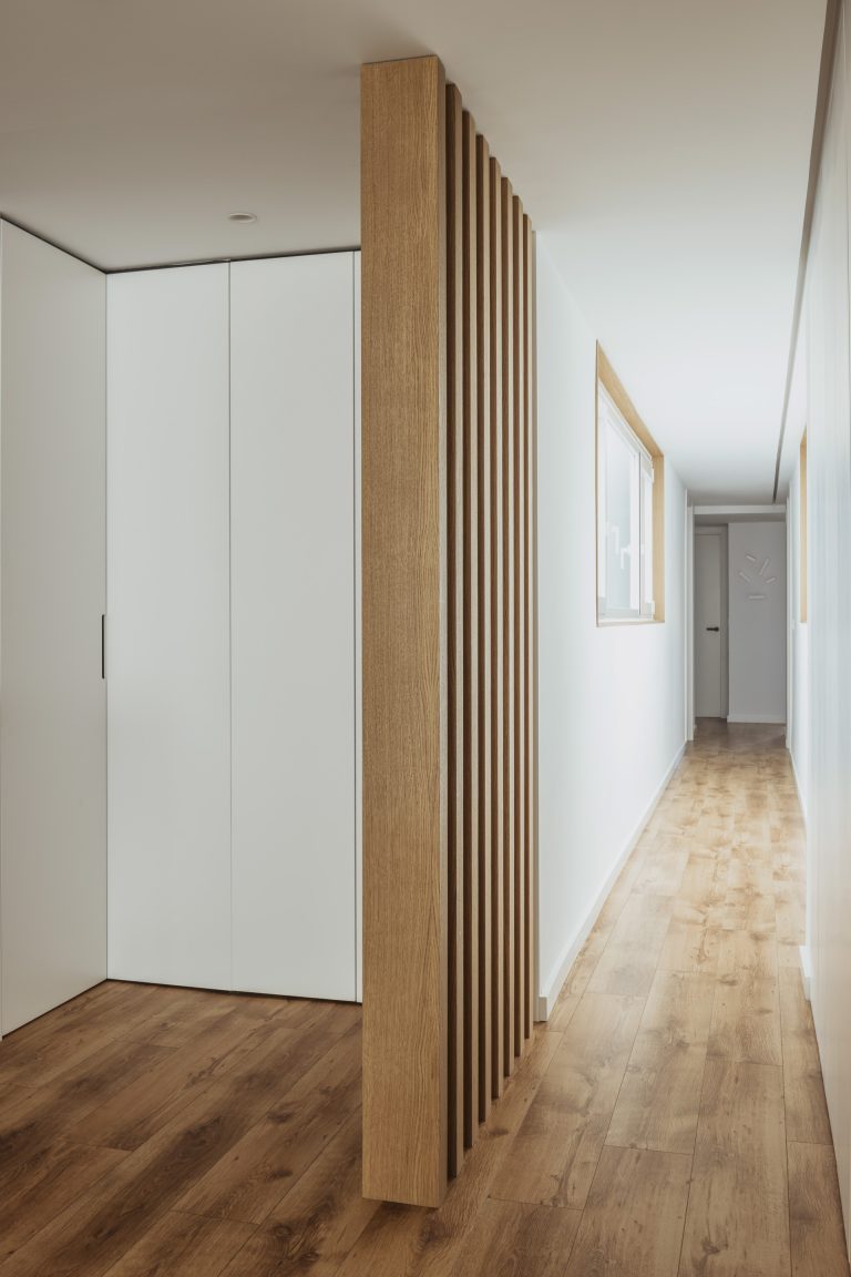 pasillo con lamas de madera espacio abierto