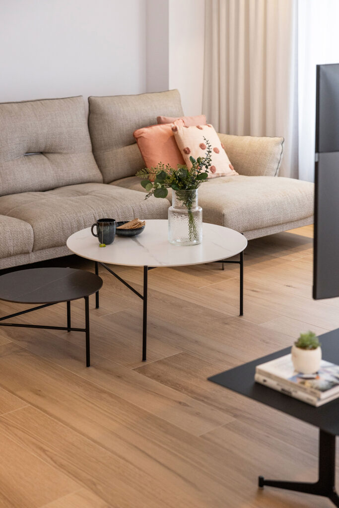 sofa con mesas de centro